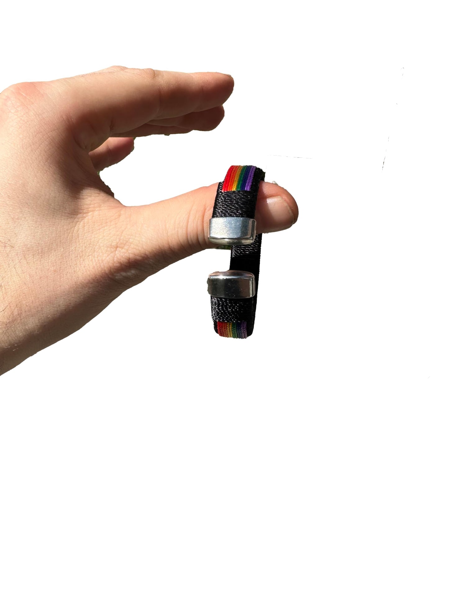 Pride.Direct Regenbogen-Armband, Schwarz mit Regenbogenstreifen, Metallenden, LGBTQ+ Pride-Accessoire