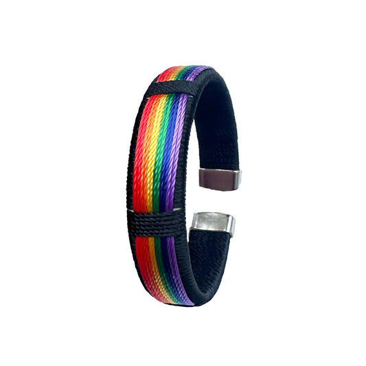 Pride.Direct Regenbogen-Armband, Schwarz mit Regenbogenstreifen, Metallenden, LGBTQ+ Pride-Accessoire